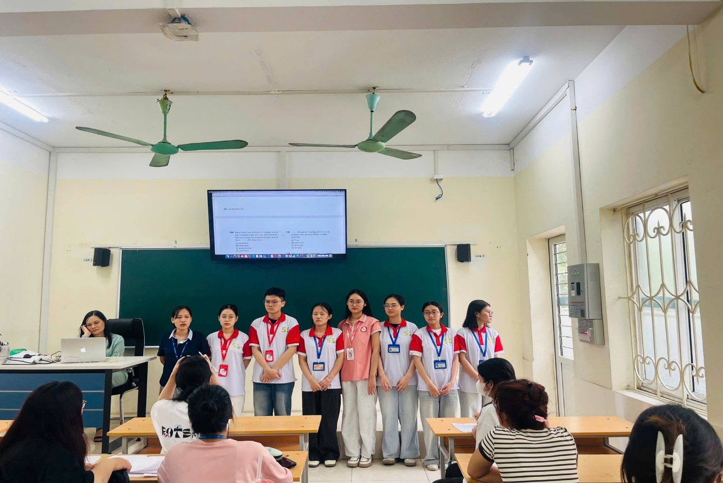 Có thể là hình ảnh về một hoặc nhiều người, mọi người đang học và văn bản