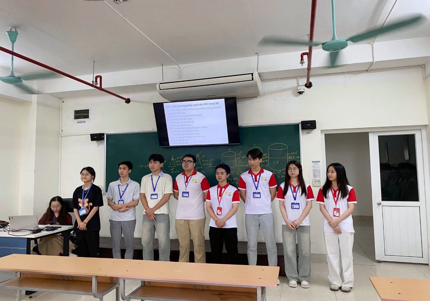 Có thể là hình ảnh về một hoặc nhiều người, mọi người đang học và văn bản