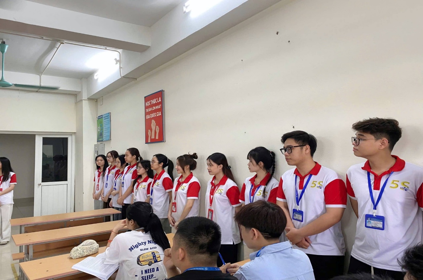 Có thể là hình ảnh về một hoặc nhiều người, mọi người đang học, kèn clarinet và văn bản