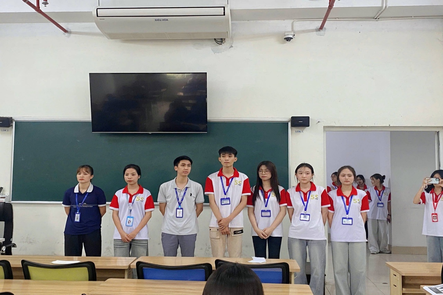 Có thể là hình ảnh về một hoặc nhiều người, mọi người đang học và văn bản