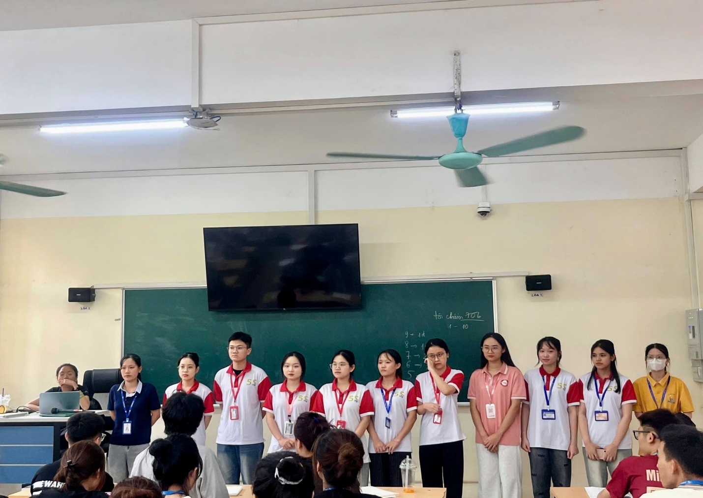 Có thể là hình ảnh về một hoặc nhiều người, mọi người đang học và văn bản