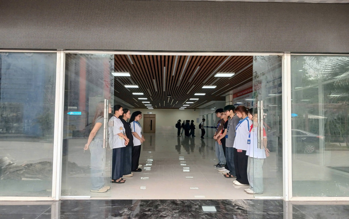 Có thể là hình ảnh về một hoặc nhiều người và cửa trượt