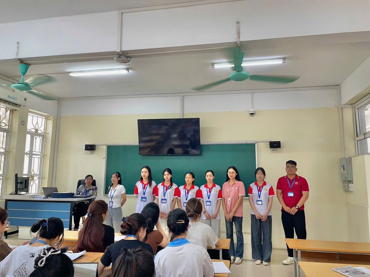 Có thể là hình ảnh về một hoặc nhiều người và mọi người đang học