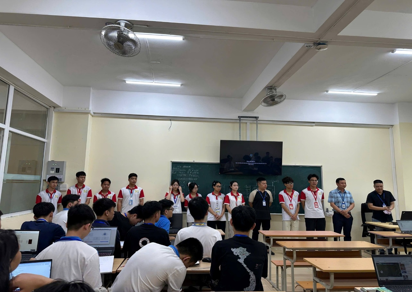 Có thể là hình ảnh về một hoặc nhiều người và mọi người đang học
