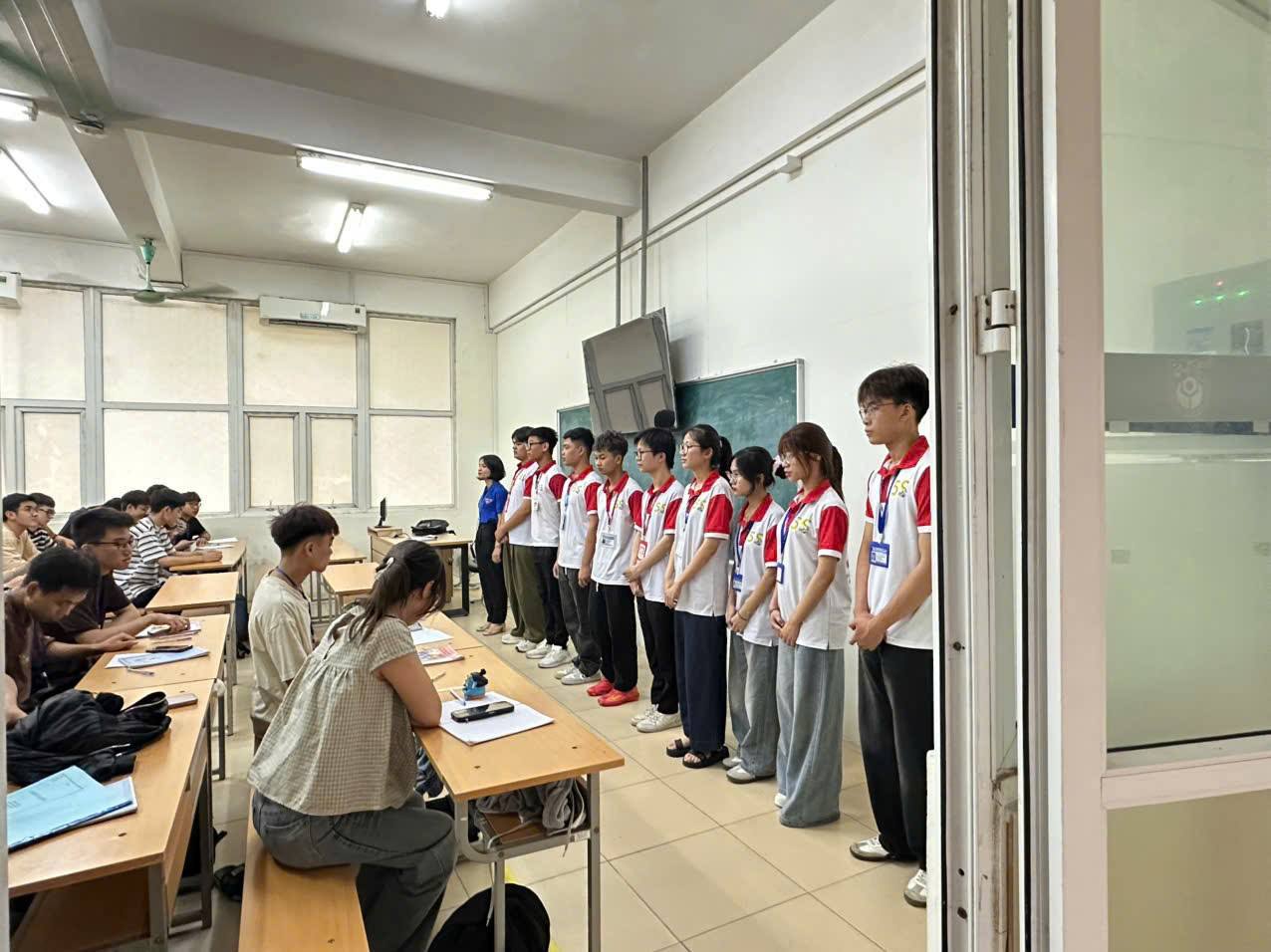 Có thể là hình ảnh về một hoặc nhiều người và mọi người đang học