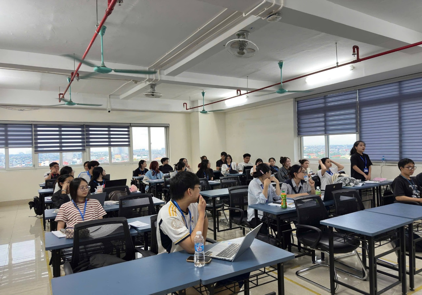 Có thể là hình ảnh về một hoặc nhiều người và mọi người đang học