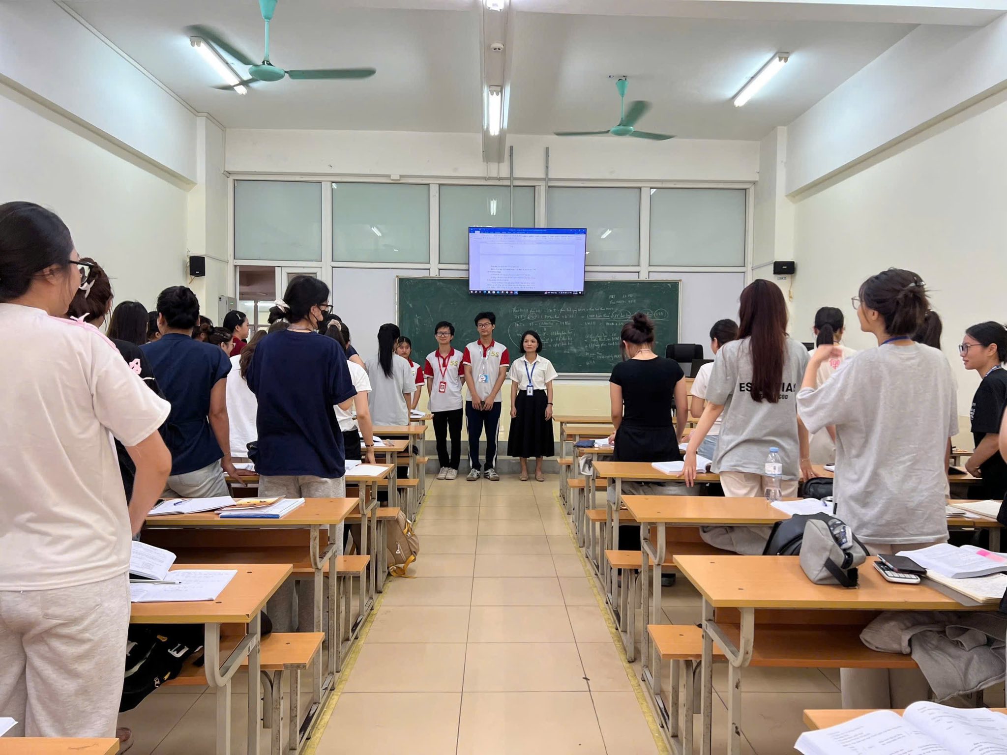 Có thể là hình ảnh về một hoặc nhiều người và mọi người đang học