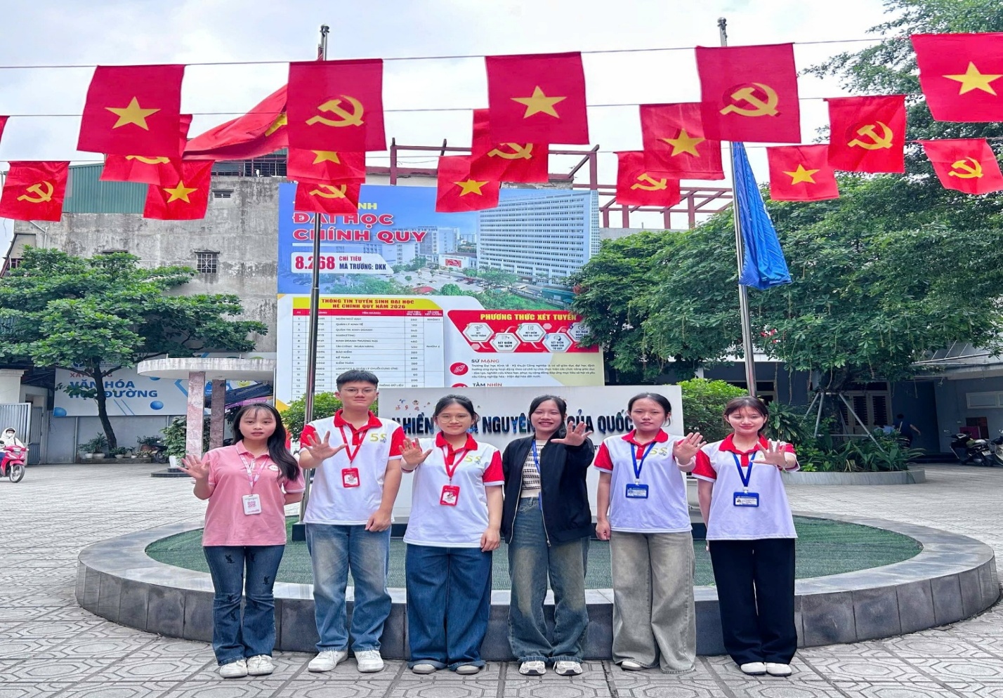 Có thể là hình ảnh về một hoặc nhiều người và văn bản cho biết 'NH αγHOe HỌC CI INHQUY INH QUY M HOA DƯỜNG'