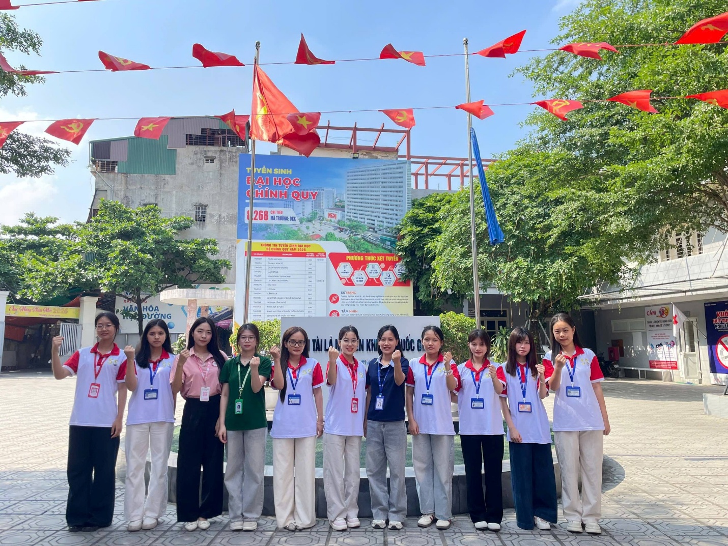 Có thể là hình ảnh về một hoặc nhiều người và văn bản