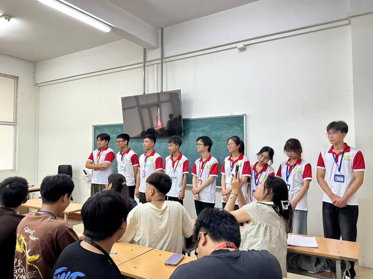 Có thể là hình ảnh về một hoặc nhiều người và văn bản