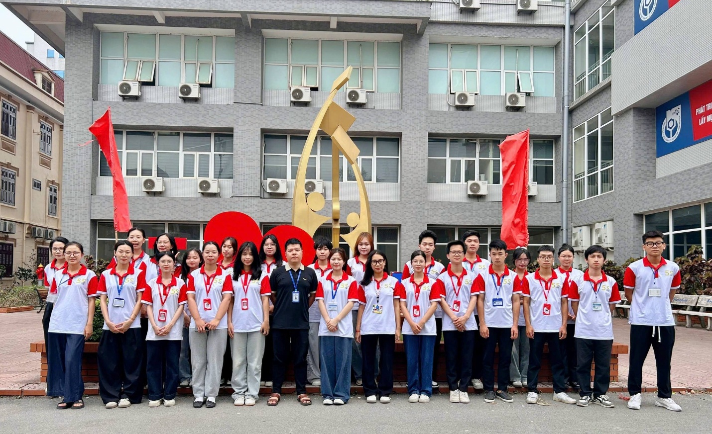Có thể là hình ảnh về một hoặc nhiều người và văn bản
