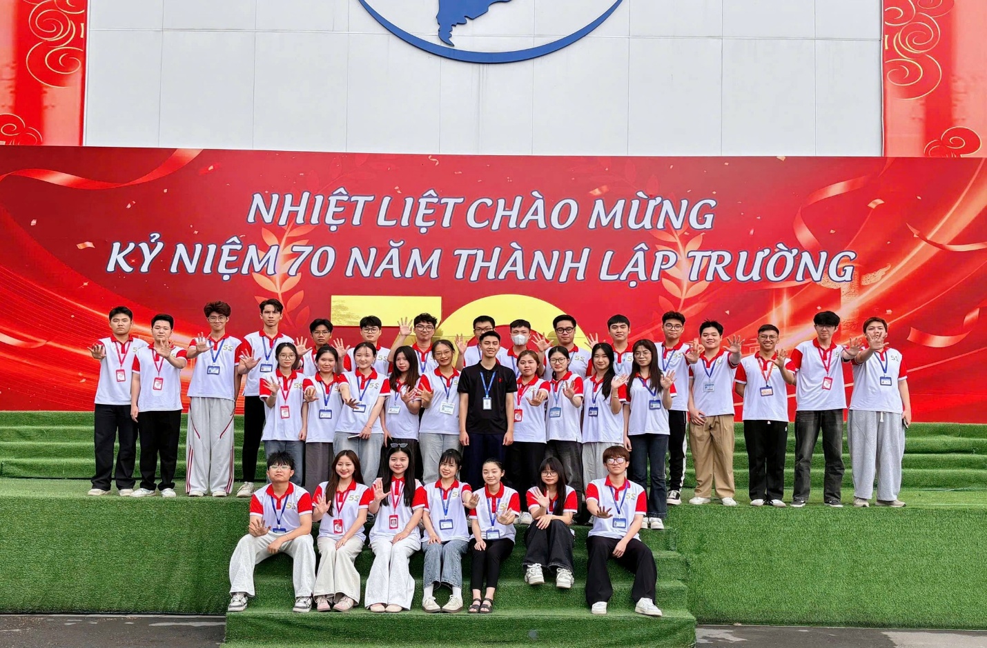 Có thể là hình ảnh về văn bản cho biết 'زن NHIỆTLIĘTCHA LIỆT CHÀO MỪNG K NIỆM 70 NĂM THÀNH LẬP TRƯỜNG F 0'