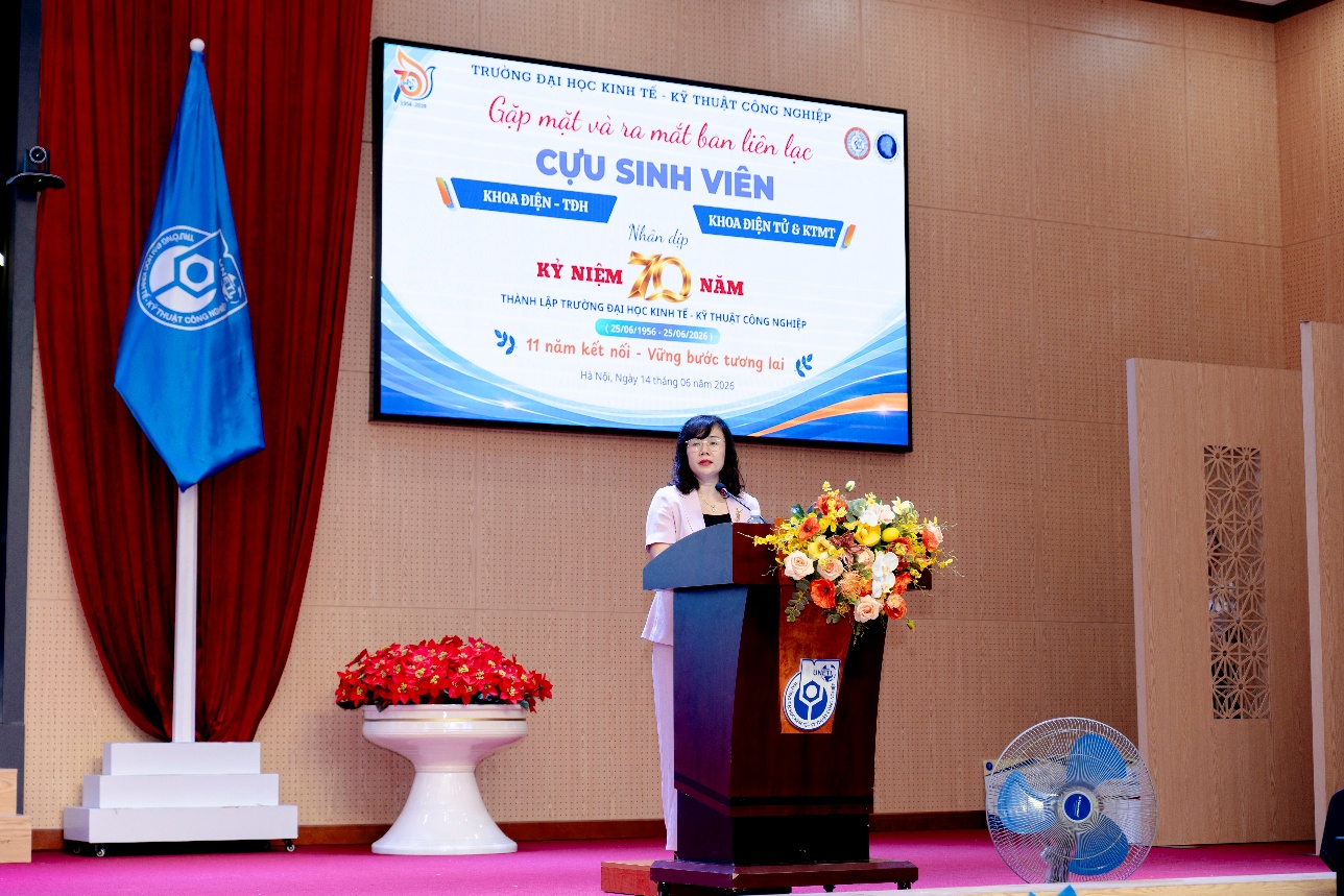 A person standing at a podium

Description automatically generated