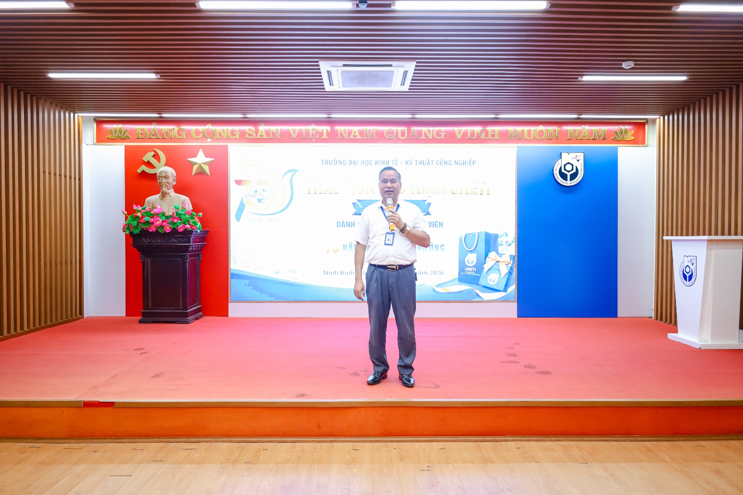 A person standing on a stage
Description automatically generated