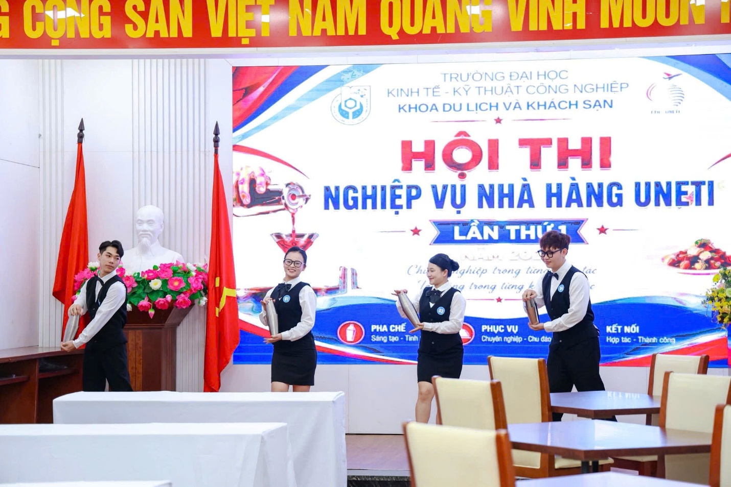 C:\Users\7390\Desktop\Hoa\2025-2026\Truyền thông 25-26\Hoạt động đào tạo SV\Hội thi Nghiệp vụ nhà hàng lần 1 2026\Biểu diễn bình lắc 3.jpg