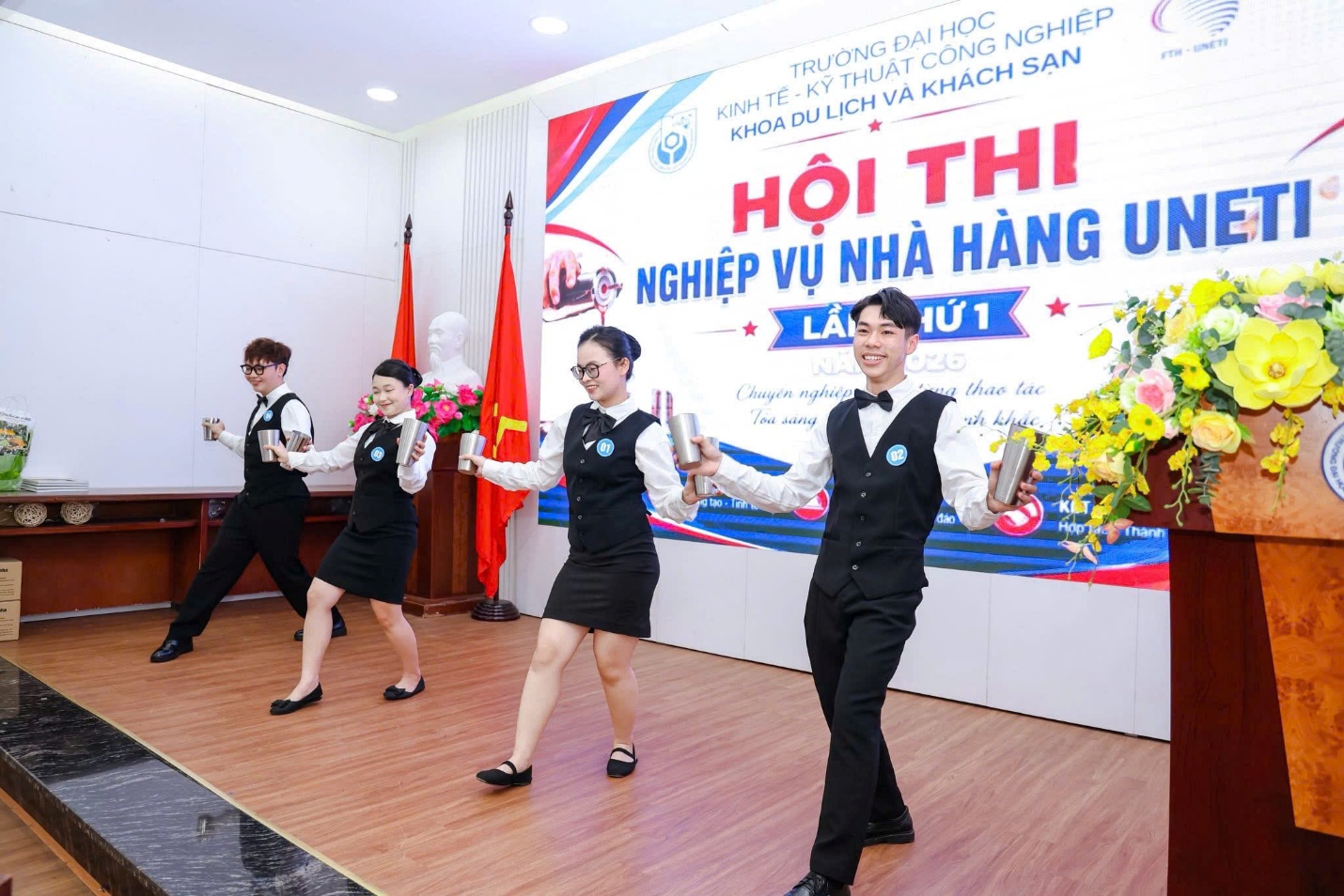 C:\Users\7390\Desktop\Hoa\2025-2026\Truyền thông 25-26\Hoạt động đào tạo SV\Hội thi Nghiệp vụ nhà hàng lần 1 2026\Biểu diễn bình lắc 2.jpg