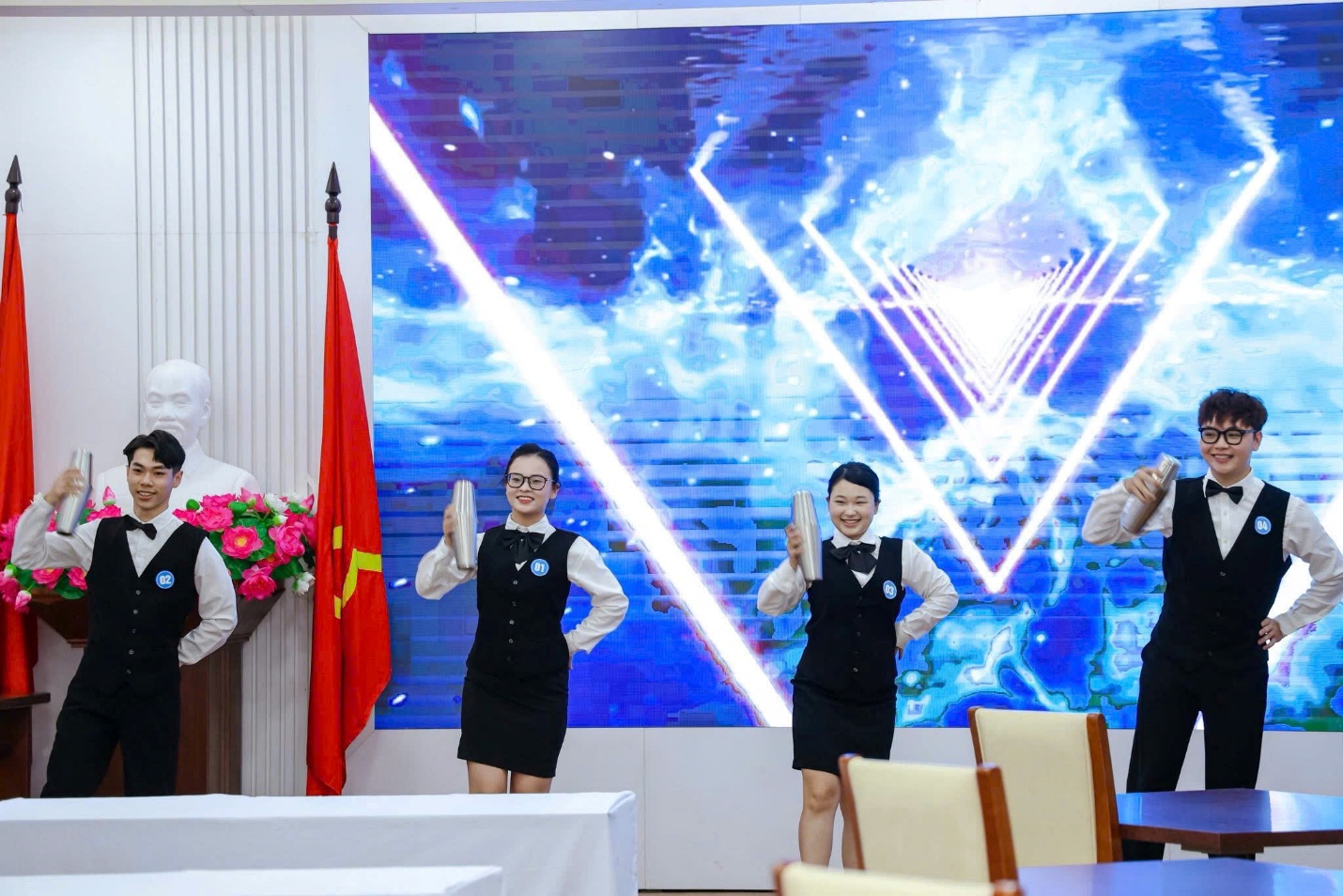 C:\Users\7390\Desktop\Hoa\2025-2026\Truyền thông 25-26\Hoạt động đào tạo SV\Hội thi Nghiệp vụ nhà hàng lần 1 2026\Biểu diễn bình lắc 1.jpg