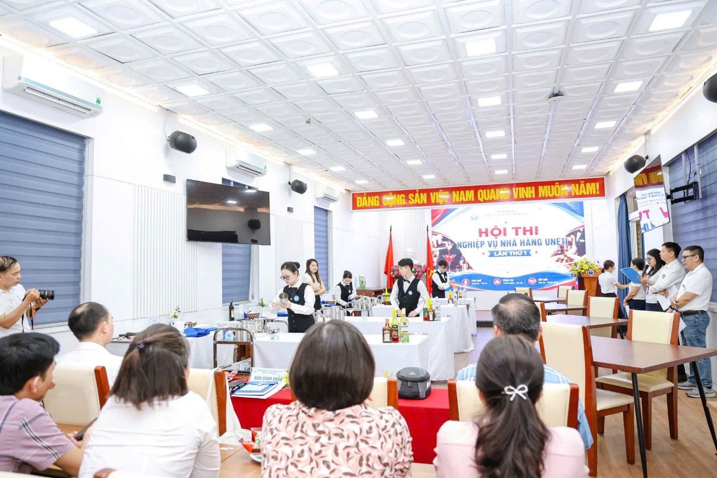 C:\Users\7390\Desktop\Hoa\2025-2026\Truyền thông 25-26\Hoạt động đào tạo SV\Hội thi Nghiệp vụ nhà hàng lần 1 2026\Pha chế all 1.jpg