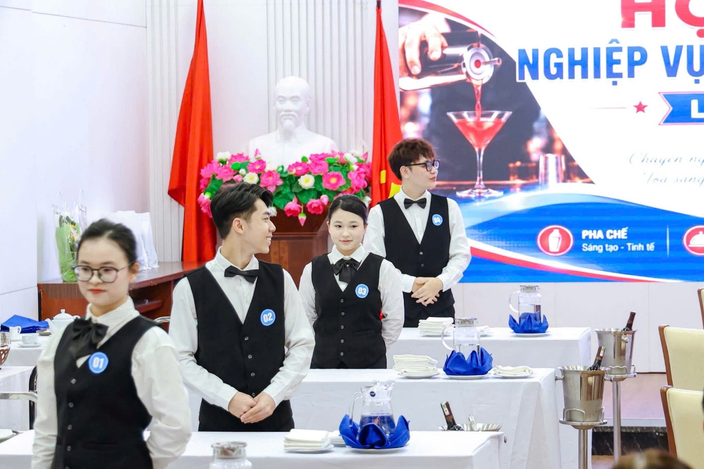 C:\Users\7390\Desktop\Hoa\2025-2026\Truyền thông 25-26\Hoạt động đào tạo SV\Hội thi Nghiệp vụ nhà hàng lần 1 2026\Chuẩn bị Fine Dinning 1.jpg