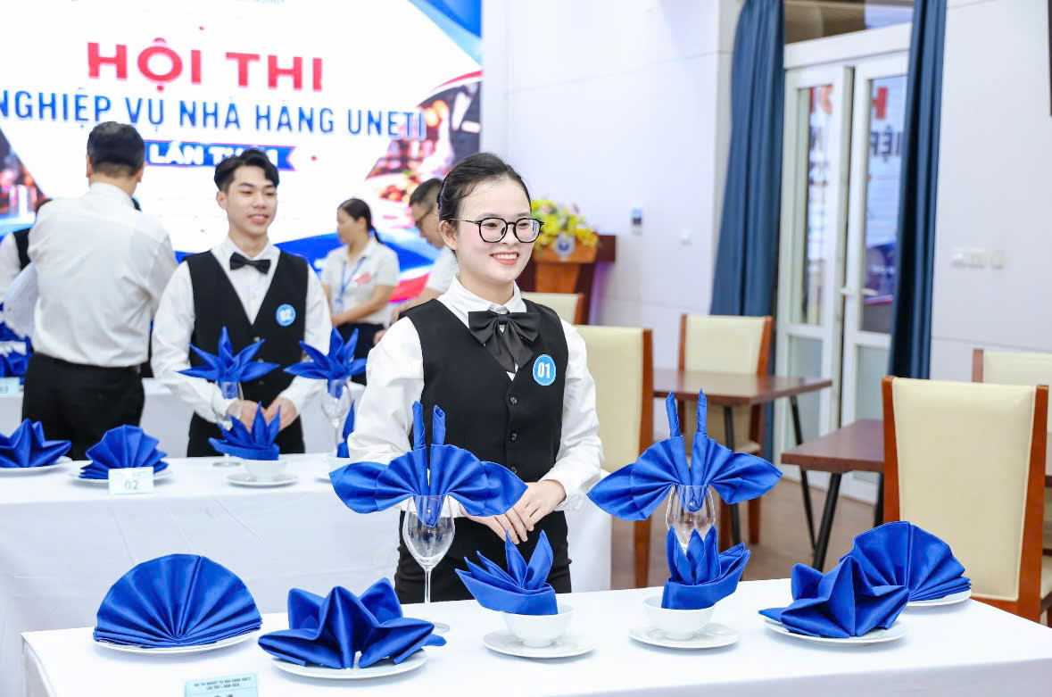 C:\Users\7390\Desktop\Hoa\2025-2026\Truyền thông 25-26\Hoạt động đào tạo SV\Hội thi Nghiệp vụ nhà hàng lần 1 2026\Gấp khăn ÁNh Đạt.jpg