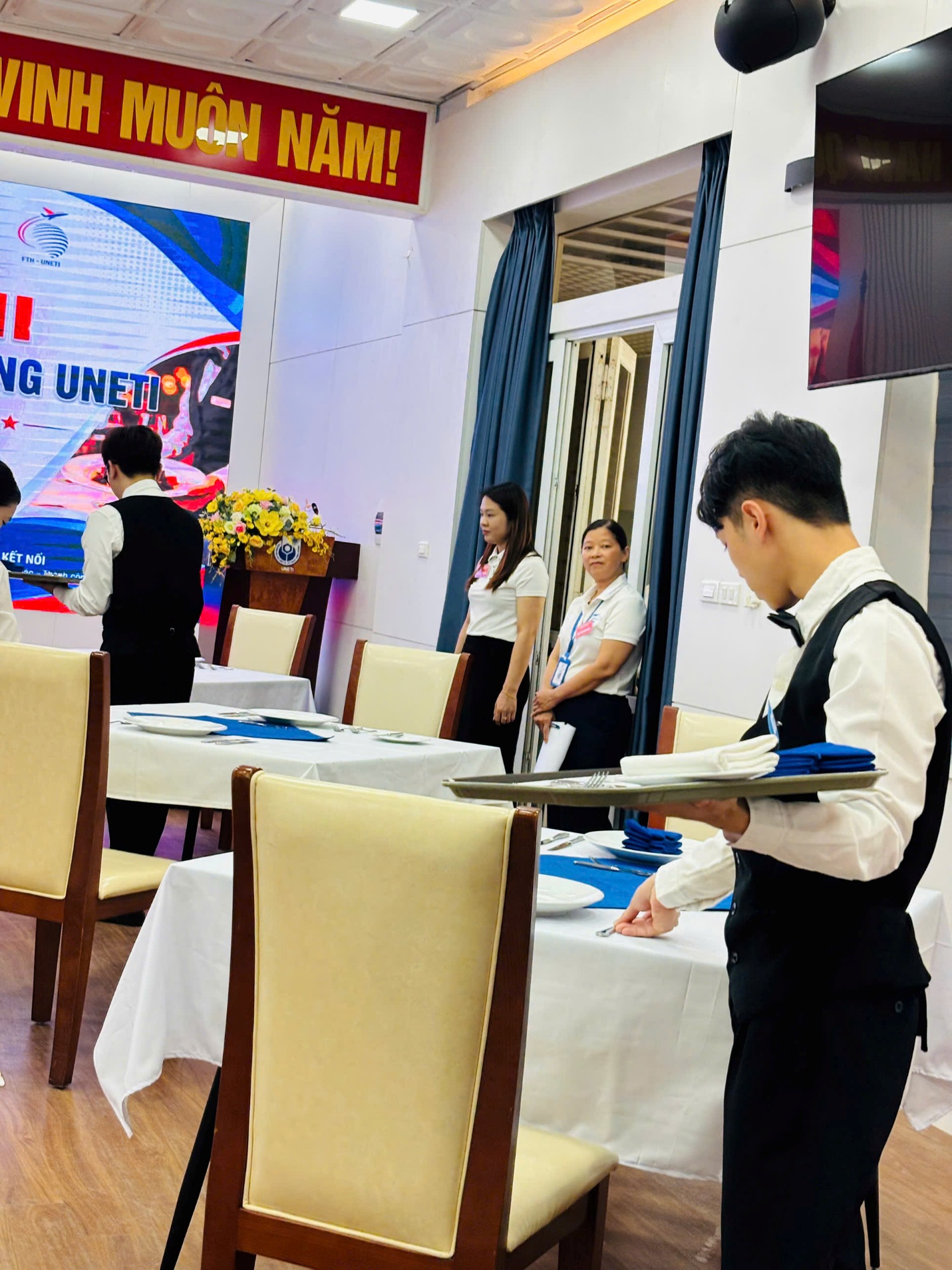 C:\Users\7390\Desktop\Hoa\2025-2026\Truyền thông 25-26\Hoạt động đào tạo SV\Hội thi Nghiệp vụ nhà hàng lần 1 2026\Chuẩn bị Fine Dinning 2.jpg