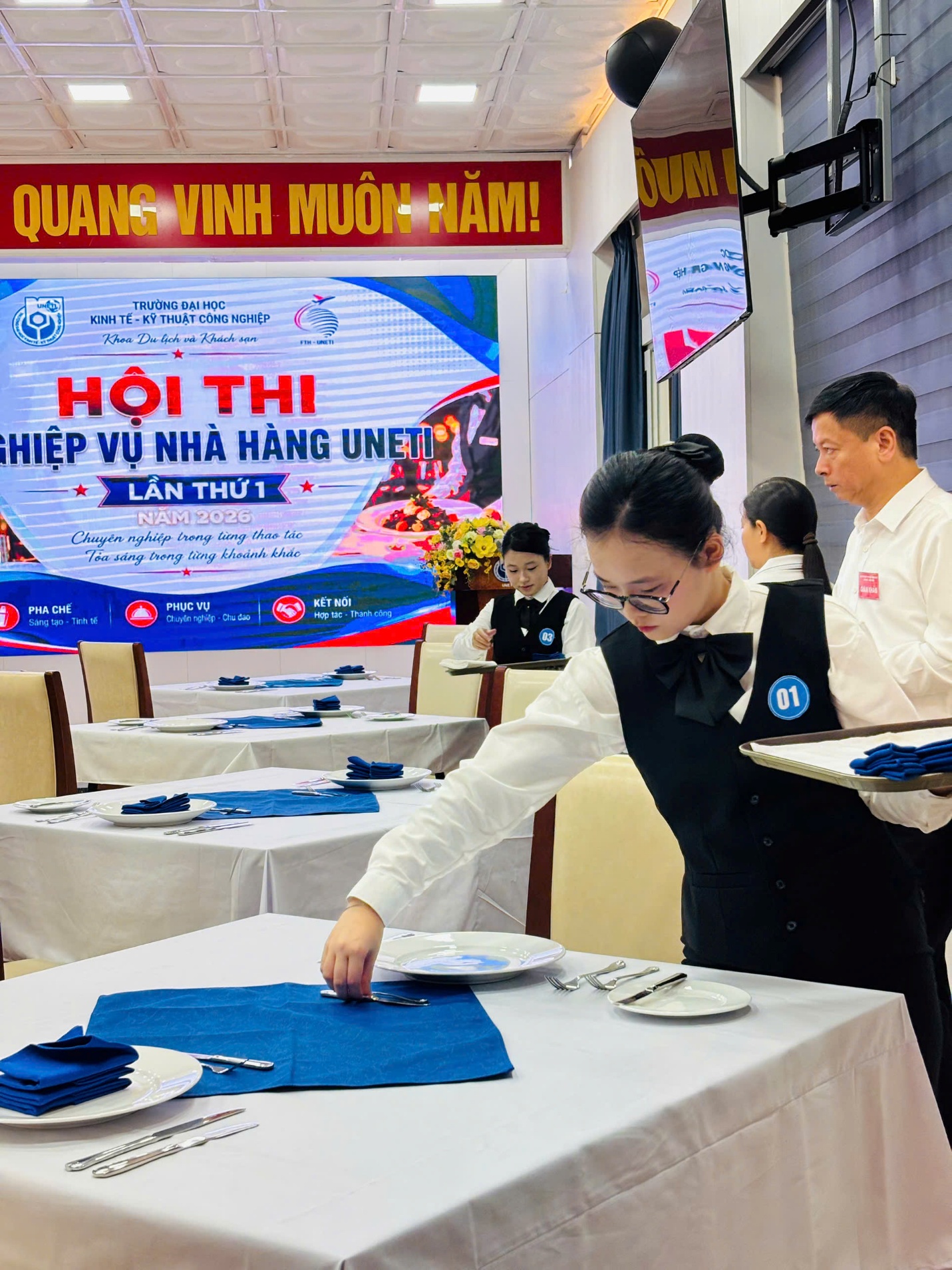 C:\Users\7390\Desktop\Hoa\2025-2026\Truyền thông 25-26\Hoạt động đào tạo SV\Hội thi Nghiệp vụ nhà hàng lần 1 2026\Chuẩn bị Fine Dinning 3.jpg