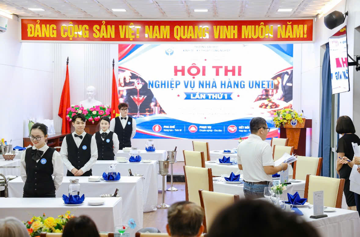 C:\Users\7390\Desktop\Hoa\2025-2026\Truyền thông 25-26\Hoạt động đào tạo SV\Hội thi Nghiệp vụ nhà hàng lần 1 2026\Chuẩn bị Fine Dinning.jpg