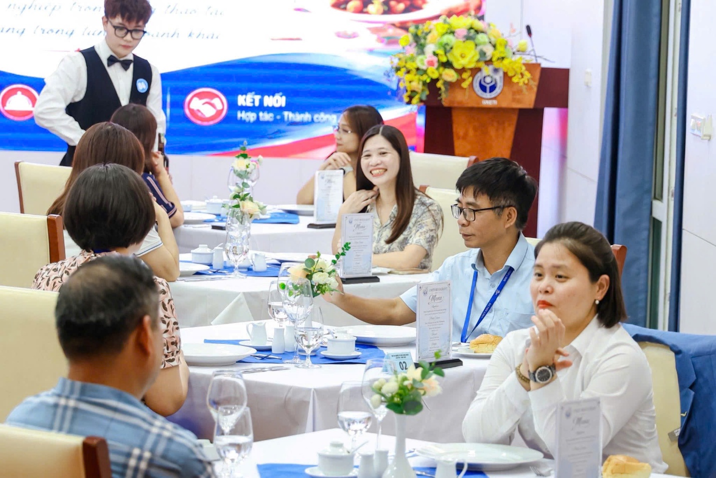 C:\Users\7390\Desktop\Hoa\2025-2026\Truyền thông 25-26\Hoạt động đào tạo SV\Hội thi Nghiệp vụ nhà hàng lần 1 2026\Phục vụ Fine Dinning 1.jpg
