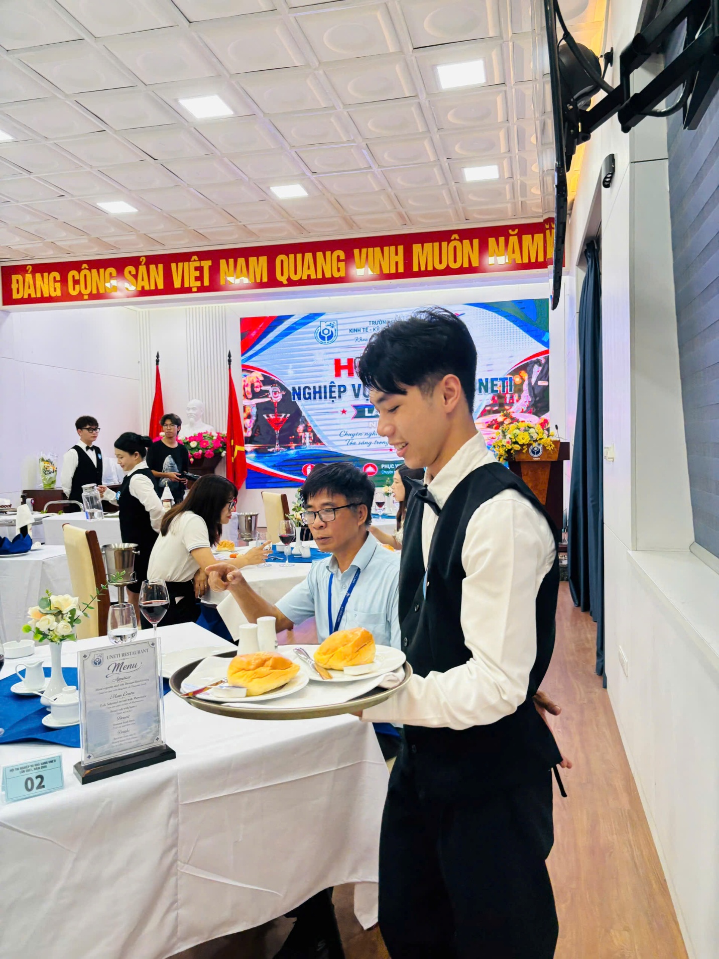 C:\Users\7390\Desktop\Hoa\2025-2026\Truyền thông 25-26\Hoạt động đào tạo SV\Hội thi Nghiệp vụ nhà hàng lần 1 2026\Phục vụ Fine Dinning Đạt.jpg