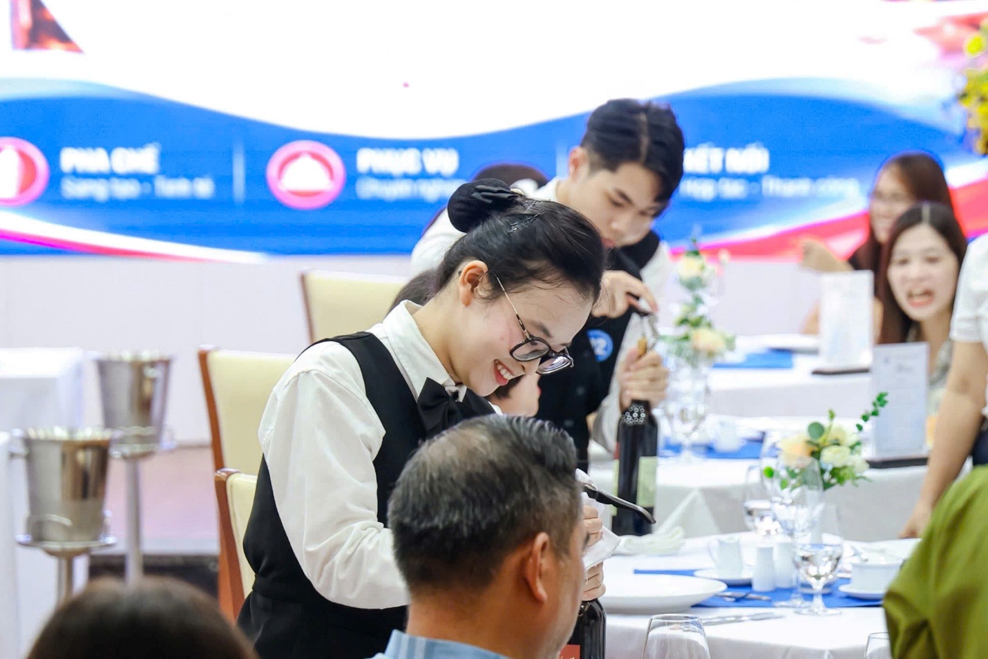 C:\Users\7390\Desktop\Hoa\2025-2026\Truyền thông 25-26\Hoạt động đào tạo SV\Hội thi Nghiệp vụ nhà hàng lần 1 2026\Phục vụ Fine Dinning.jpg