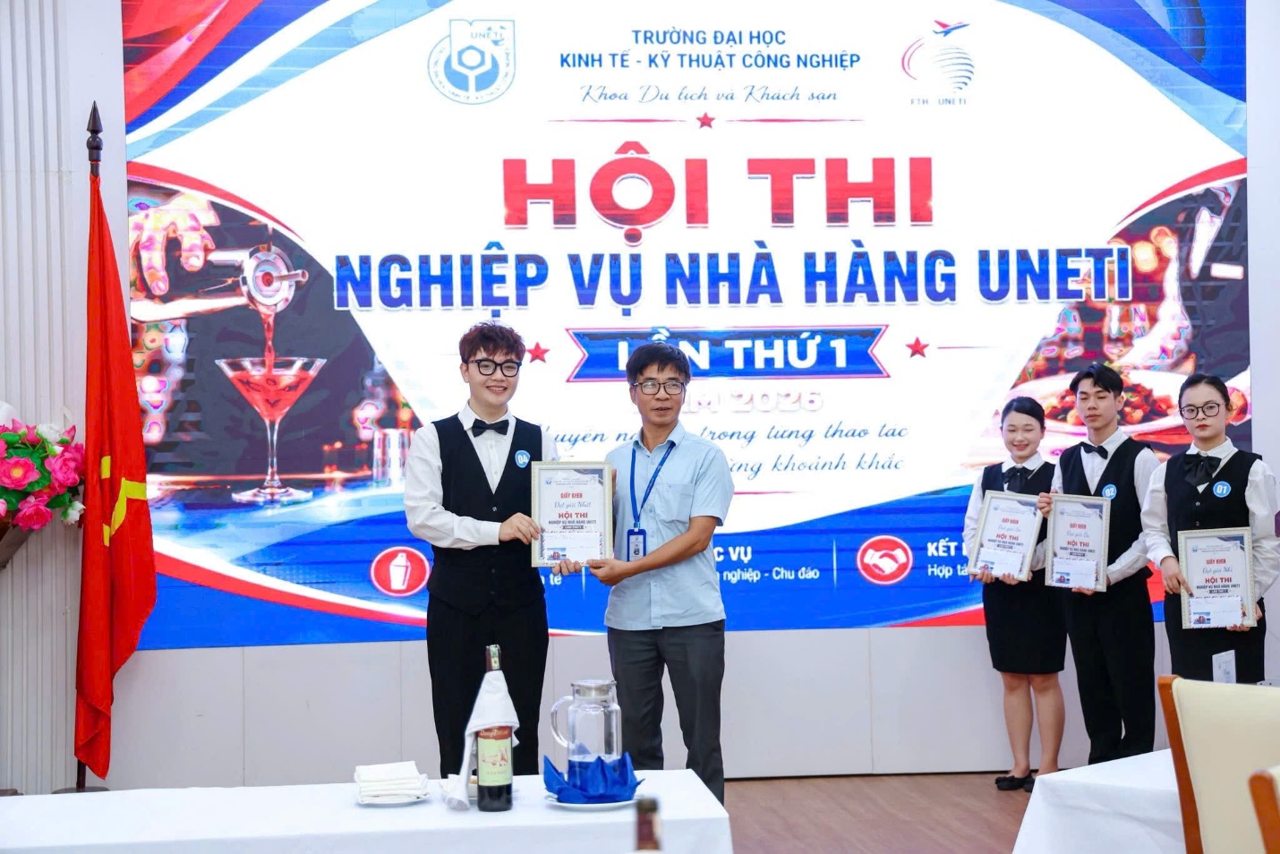 C:\Users\7390\Desktop\Hoa\2025-2026\Truyền thông 25-26\Hoạt động đào tạo SV\Hội thi Nghiệp vụ nhà hàng lần 1 2026\Thắng giải nhất.jpg