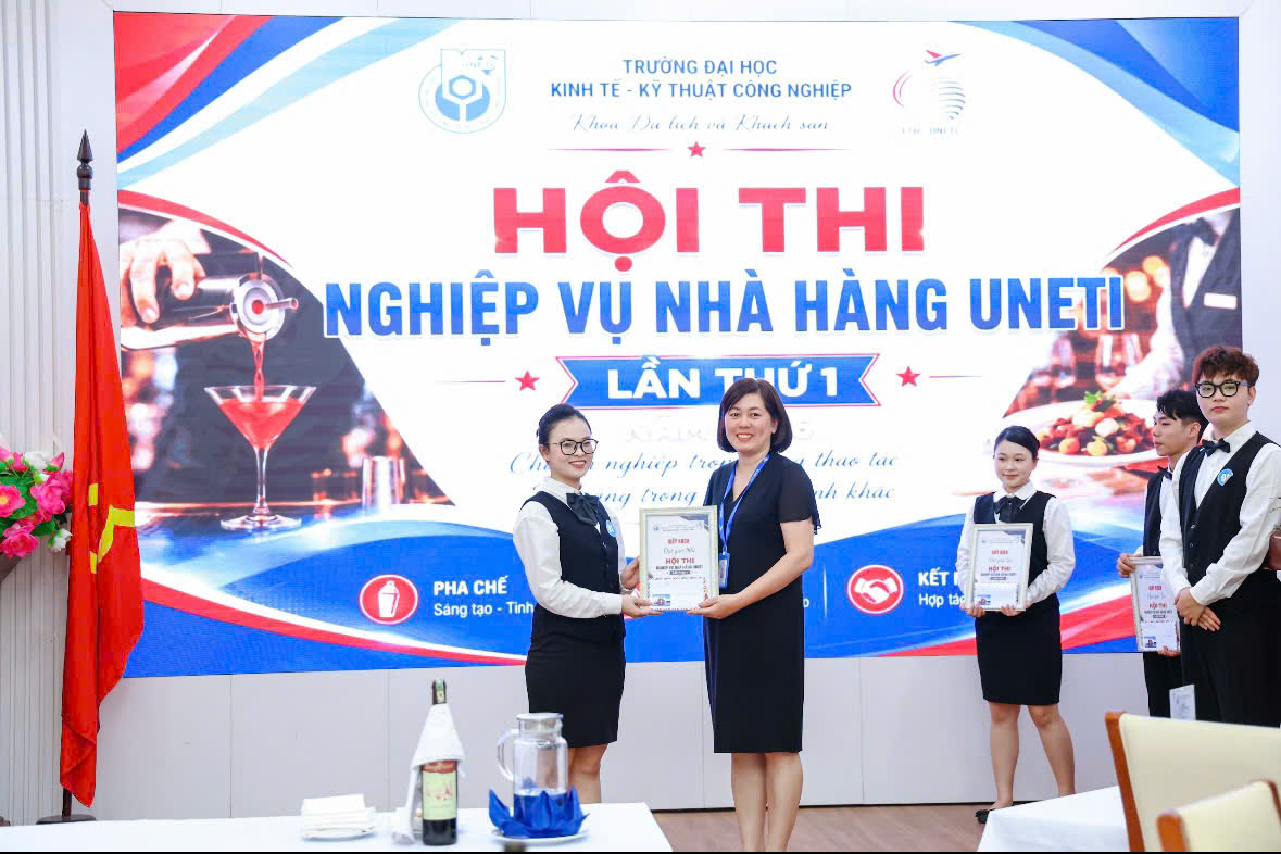 C:\Users\7390\Desktop\Hoa\2025-2026\Truyền thông 25-26\Hoạt động đào tạo SV\Hội thi Nghiệp vụ nhà hàng lần 1 2026\Giải Nhì.jpg