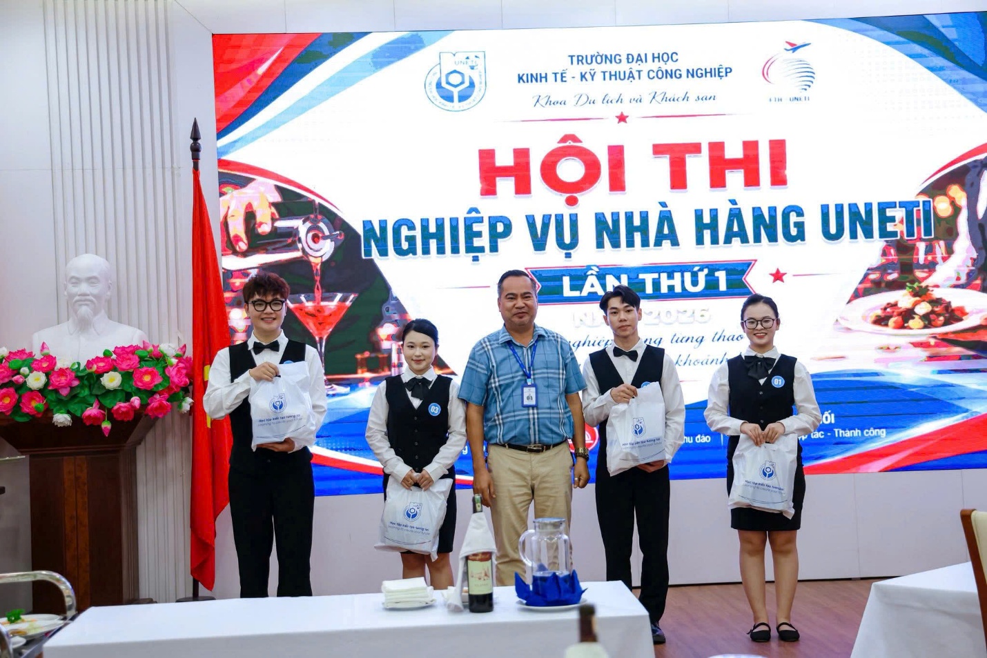 C:\Users\7390\Desktop\Hoa\2025-2026\Truyền thông 25-26\Hoạt động đào tạo SV\Hội thi Nghiệp vụ nhà hàng lần 1 2026\Mr Thắng trao quà.jpg