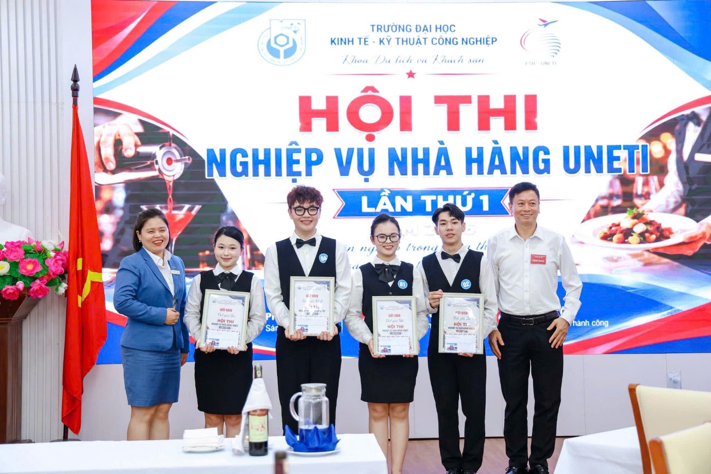 C:\Users\7390\Desktop\Hoa\2025-2026\Truyền thông 25-26\Hoạt động đào tạo SV\Hội thi Nghiệp vụ nhà hàng lần 1 2026\Trao thưởng chụp cùng DN.jpg