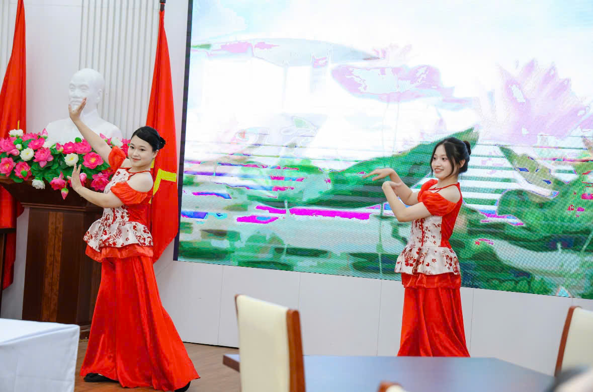 C:\Users\7390\Desktop\Hoa\2025-2026\Truyền thông 25-26\Hoạt động đào tạo SV\Hội thi Nghiệp vụ nhà hàng lần 1 2026\Quỳnh Lan múa.jpg