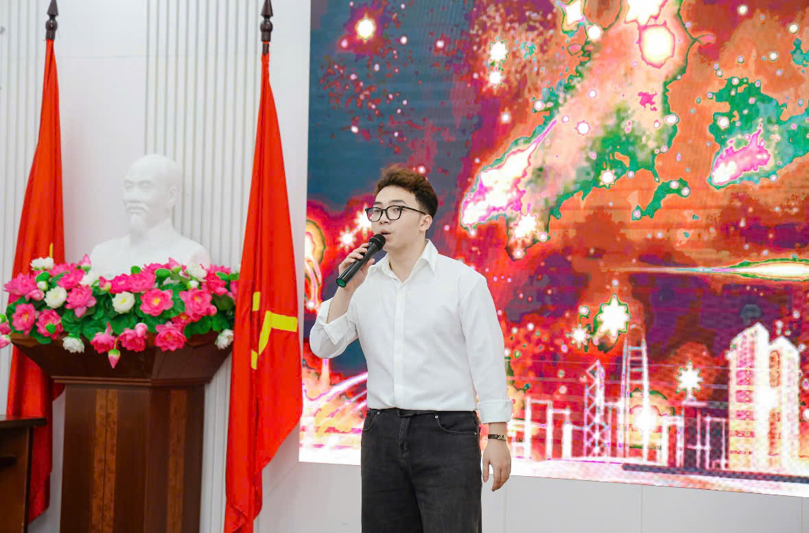 C:\Users\7390\Desktop\Hoa\2025-2026\Truyền thông 25-26\Hoạt động đào tạo SV\Hội thi Nghiệp vụ nhà hàng lần 1 2026\Luân hát.jpg