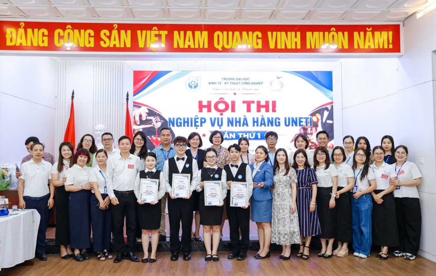 C:\Users\7390\Desktop\Hoa\2025-2026\Truyền thông 25-26\Hoạt động đào tạo SV\Hội thi Nghiệp vụ nhà hàng lần 1 2026\Lưu niệm cuối buổi 1 GV.jpg