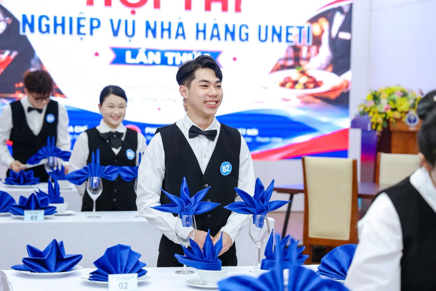 C:\Users\7390\Desktop\Hoa\2025-2026\Truyền thông 25-26\Hoạt động đào tạo SV\Hội thi Nghiệp vụ nhà hàng lần 1 2026\sp gấp khăn Đatk.jpg