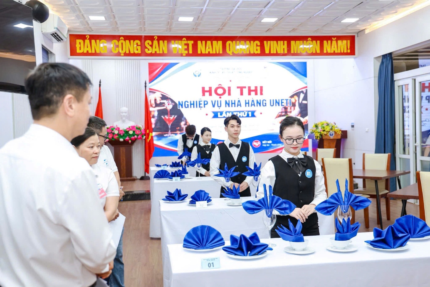 C:\Users\7390\Desktop\Hoa\2025-2026\Truyền thông 25-26\Hoạt động đào tạo SV\Hội thi Nghiệp vụ nhà hàng lần 1 2026\sp gấp khăn all.jpg