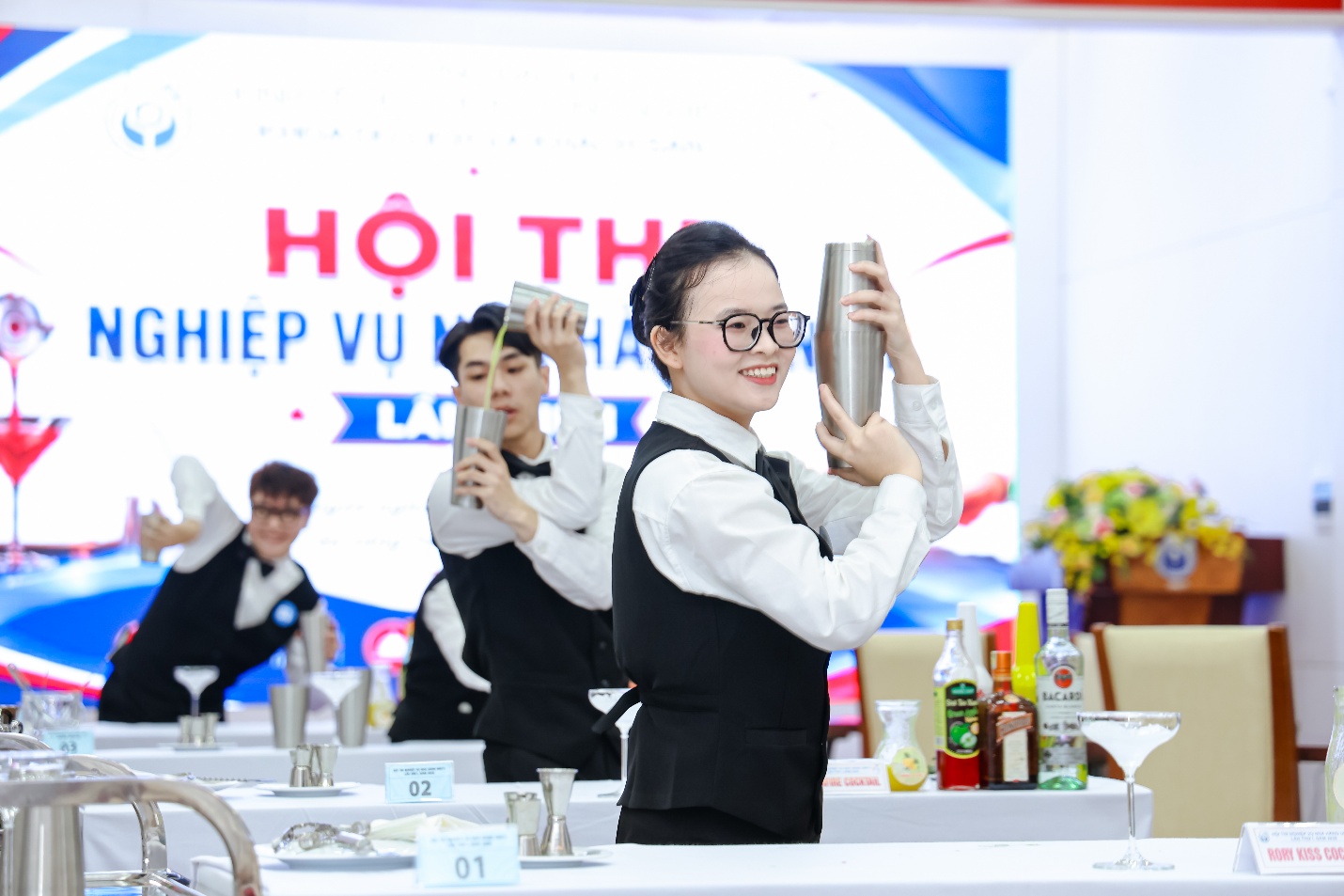 C:\Users\7390\Desktop\Hoa\2025-2026\Truyền thông 25-26\Hoạt động đào tạo SV\Hội thi Nghiệp vụ nhà hàng lần 1 2026\Pha chế Ánh Đạt.jpg