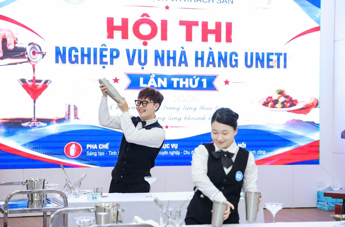 C:\Users\7390\Desktop\Hoa\2025-2026\Truyền thông 25-26\Hoạt động đào tạo SV\Hội thi Nghiệp vụ nhà hàng lần 1 2026\Pha chế Thắng Quỳnh.jpg
