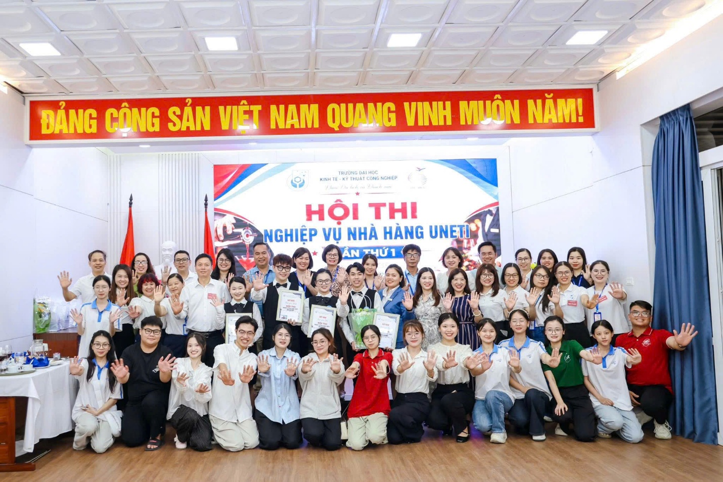 C:\Users\7390\Desktop\Hoa\2025-2026\Truyền thông 25-26\Hoạt động đào tạo SV\Hội thi Nghiệp vụ nhà hàng lần 1 2026\Lưu niệm cuối buổi.jpg