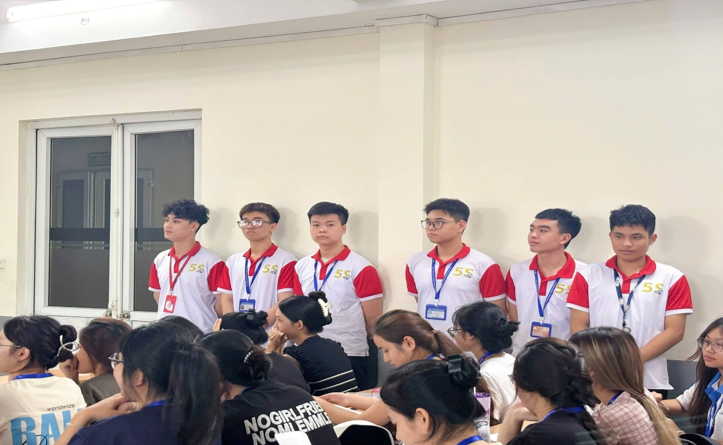 Có thể là hình ảnh về một hoặc nhiều người, mọi người đang học, mọi người đang chơi bóng đá và văn bản