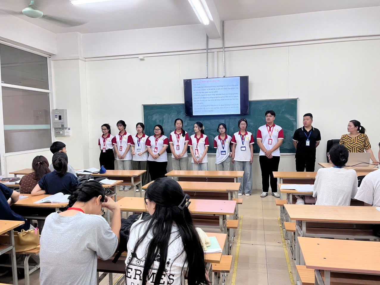 Có thể là hình ảnh về một hoặc nhiều người, mọi người đang học và văn bản