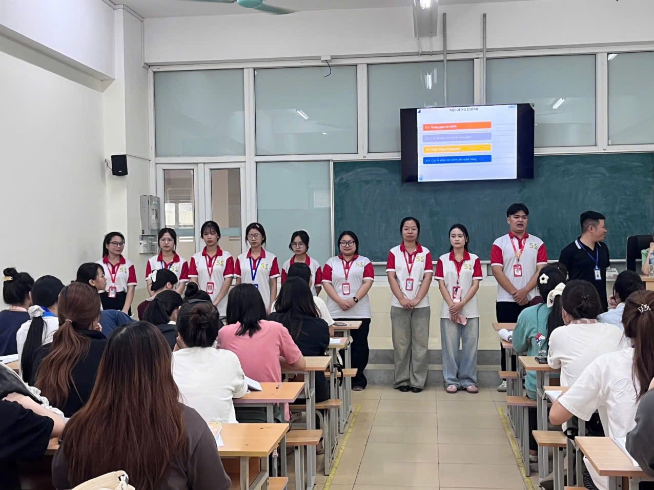 Có thể là hình ảnh về một hoặc nhiều người và mọi người đang học