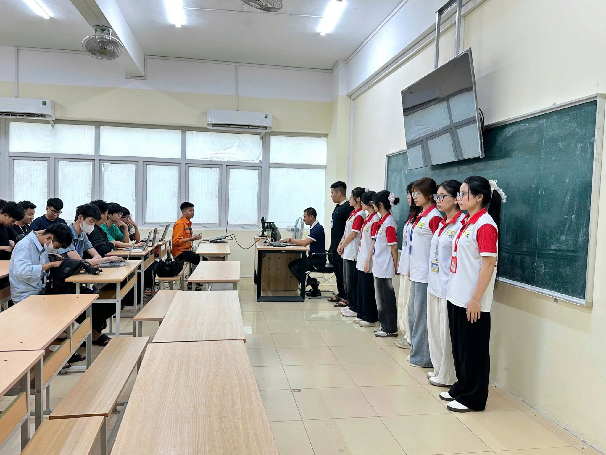 Có thể là hình ảnh về một hoặc nhiều người và mọi người đang học