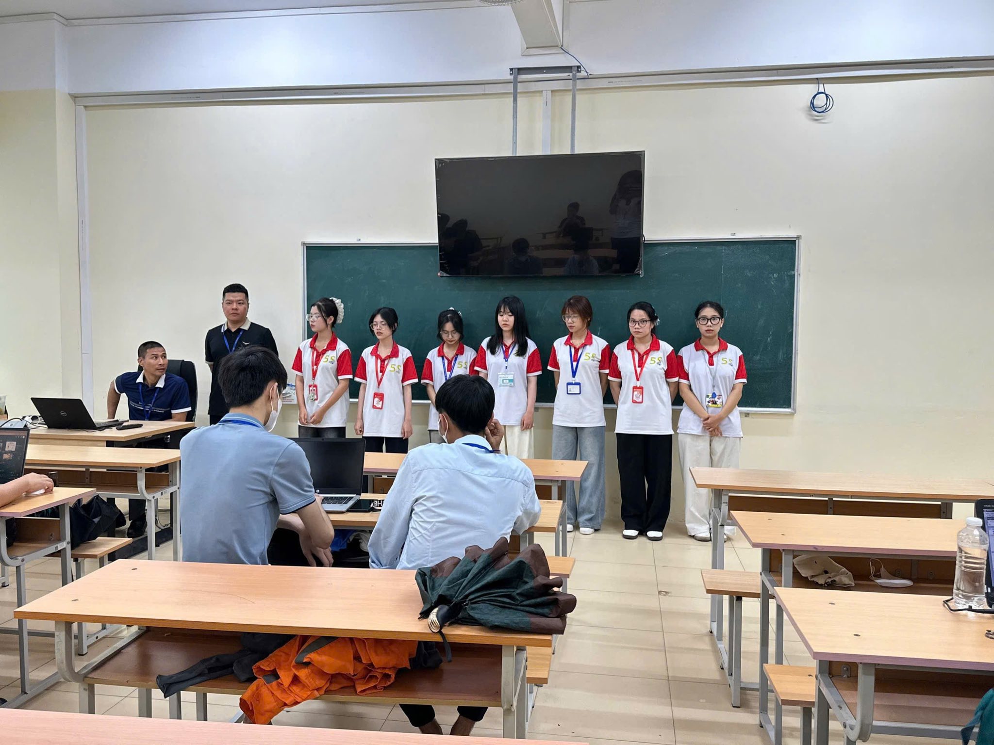 Có thể là hình ảnh về một hoặc nhiều người và mọi người đang học