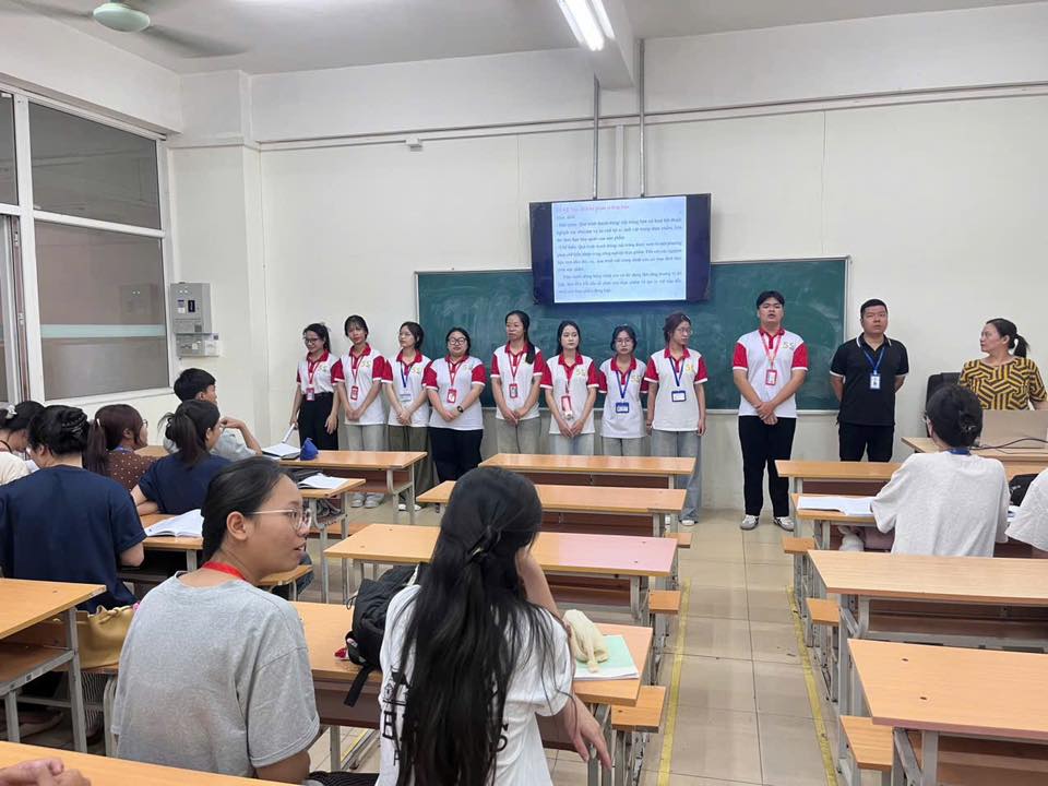 Có thể là hình ảnh về một hoặc nhiều người và mọi người đang học
