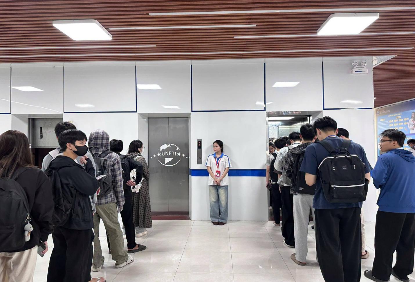 Có thể là hình ảnh về đám đông