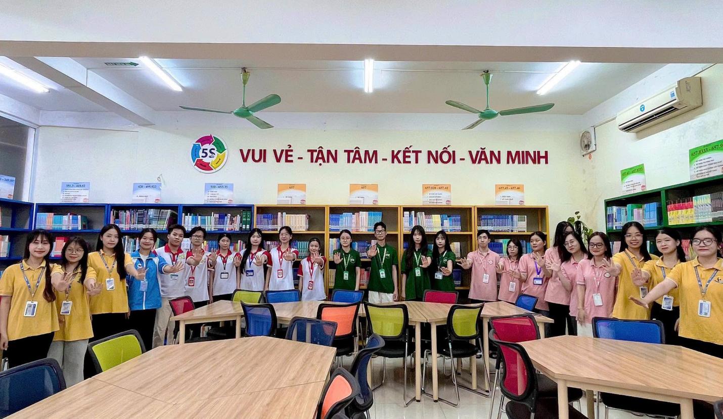 Có thể là hình ảnh về một hoặc nhiều người, bệnh viện và văn bản cho biết 'V W * 前 W M 面 "'